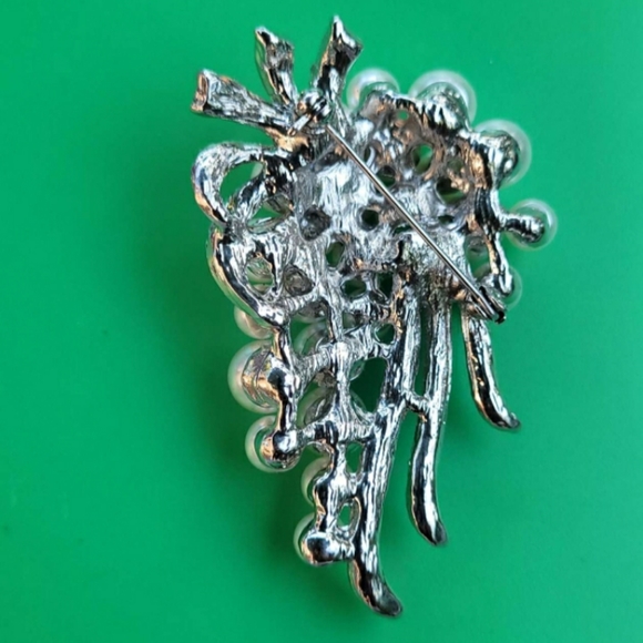 Faux Pearl Brooche - Picture 2 of 4